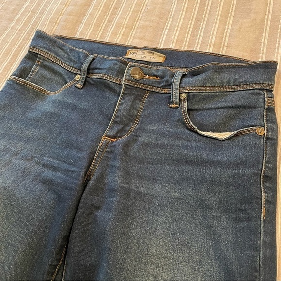 Free People Mid Rise Dark Wash Stretchy Skinny Jeans 26 - Picture 3 of 9